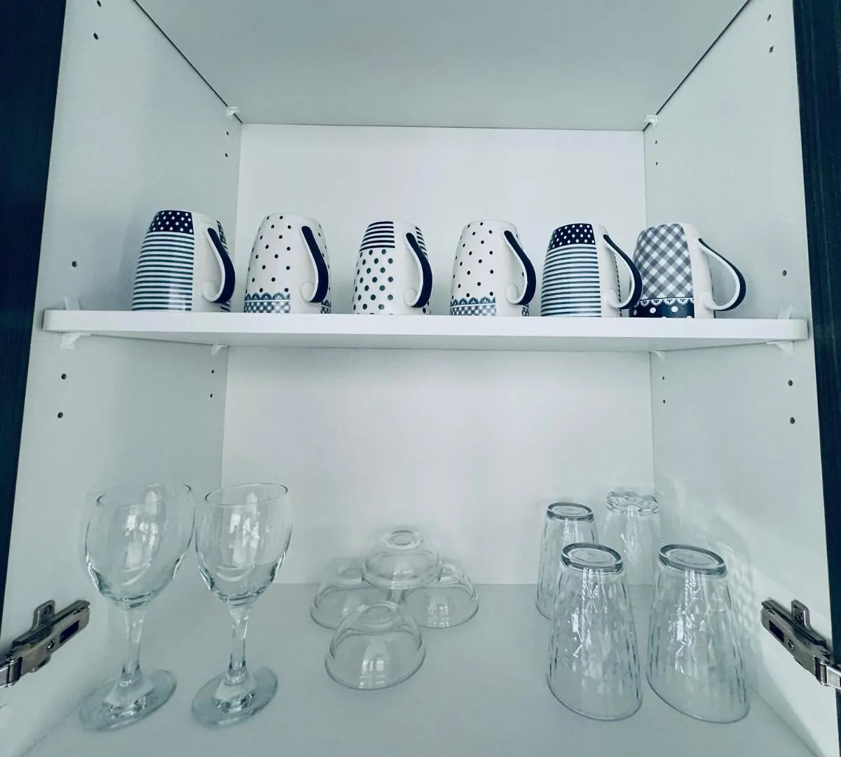 Charming Home With Coffee Cup & Parking Winnipeg Villa