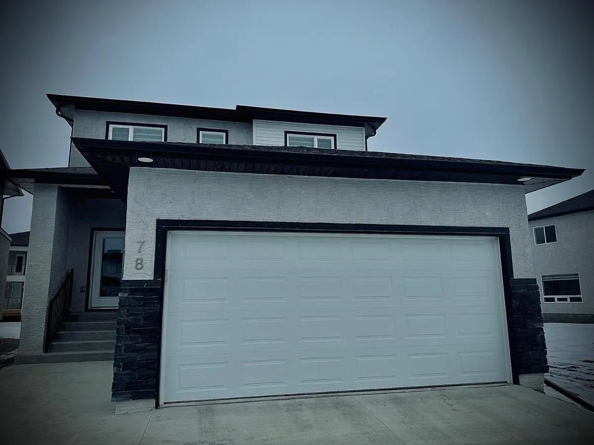 Villa Charming Home With Coffee Cup & Parking Winnipeg