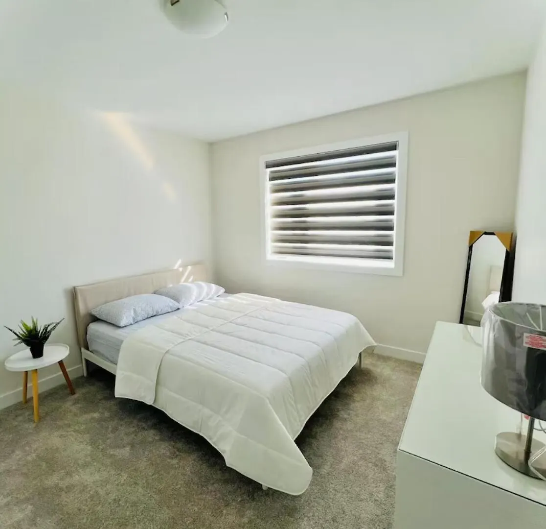 Charming Home With Coffee Cup & Parking Виннипег